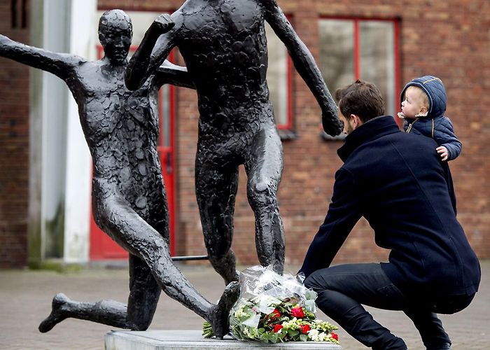 Cruyff Court Arjen Robben Veld Teruglezen - Voetbalwereld geschokt door dood Johan Cruijff | de ... photo