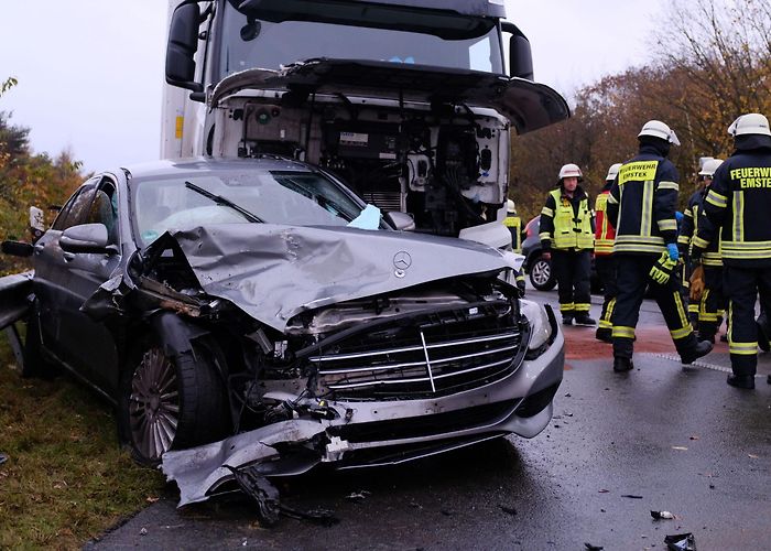 Bahnhof Ahlhorn Autos stoßen frontal auf B213 bei Ahlhorn zusammen - OM online photo