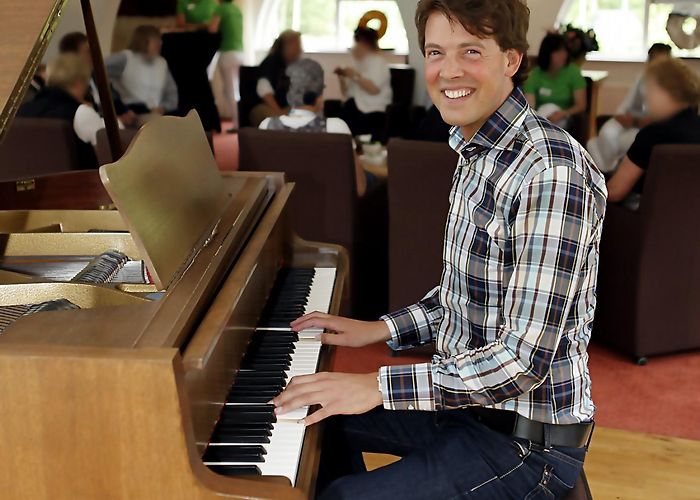 Stichting De Boshoeve 28-05-2011 - 6e Beautyverwendag - Yellow Roses Foundation photo