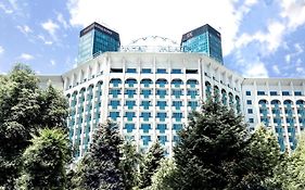 Rahat Palace Hotel Алмати Exterior photo
