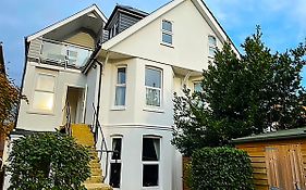 Private Two Bedroom Residence In Southbourne - Private Parking - Off The High Street - Minutes Away From The Beach Борнмут Exterior photo
