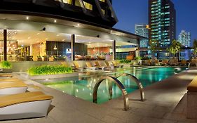 Готель Doubletree By Hilton Sukhumvit Бангкок Exterior photo