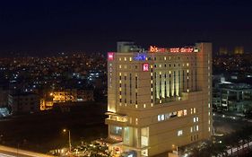 Готель Ibis Bengaluru Hosur Road - An Accor Brand Exterior photo