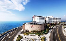 Готель Ramada Plaza By Wyndham Jeju Ocean Front Exterior photo