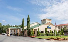 Days Inn & Suites By Wyndham Peachtree Corners Норкрос Exterior photo