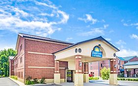 Days Inn & Suites By Wyndham Jeffersonville In Exterior photo