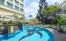 Готель Courtyard By Marriott Bandung Dago Exterior photo