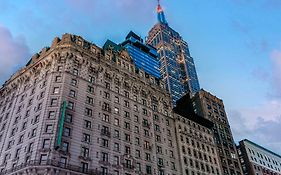 Готель Martinique New York On Broadway, Curio Collection By Hilton Exterior photo