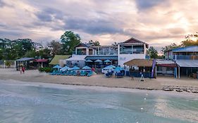 Blue Skies Beach Resort Негрил Exterior photo