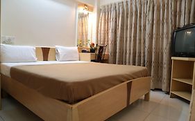 Hotel Woodland Malad Room photo