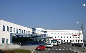 Ramada Airport Hotel Прага Exterior photo