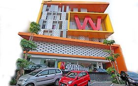 The Win Hotel Сурабая Exterior photo