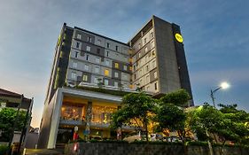 Yello Hotel Jemursari Сурабая Exterior photo