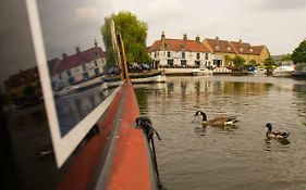 Готель Narrowboat Puzzle Ілі Exterior photo