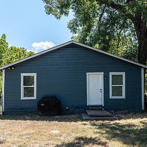 Вілла Escape To A Restored 1920S East Waco Bungalow Exterior photo