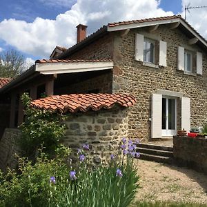 Bed and Breakfast Pierre De Lune Larajasse Exterior photo