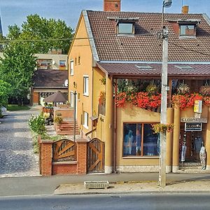 Bed and Breakfast Napsugar Panzio Нірбатор Exterior photo