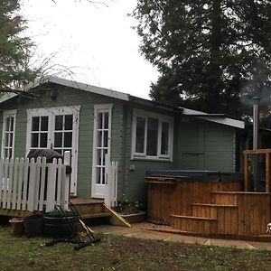 Вілла Woodland Cabin With Private Wood-Fired Hot-Tub Фарнем Exterior photo