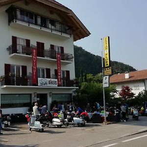 Готель Gasthaus Pension Flora Ora / Auer Exterior photo