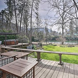 Вілла Serene Riverfront Escape With Hot Tub And Views! Ґрантс-Пасс Exterior photo