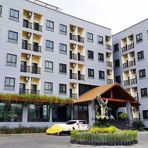 Hotel Iya Патхумтхані Exterior photo