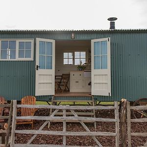 Romney Marsh Huts By Bloom Stays Ашфорд Exterior photo