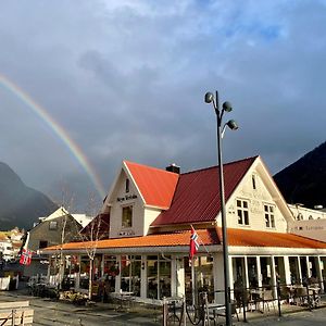 Готель Stryn Kaffebar & Vertshus Exterior photo