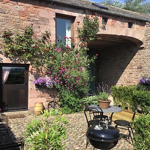 Вілла Historic Converted Byre In Courtyard Of 16C House Caldbeck Exterior photo