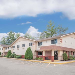 Готель Super 8 By Wyndham Queensbury Glens Falls Exterior photo