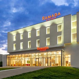 Готель Ramada By Wyndham Тиргу-Жіу Exterior photo
