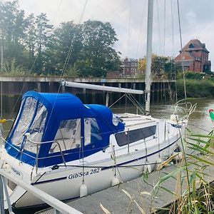 Cosy Sailing Boat Glamping Accommodation On The River In Сандвіч Exterior photo