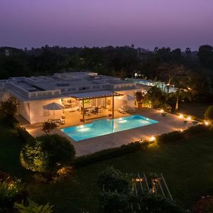 Whispering Palms By Stayvista - Pool-View Villa With Boutique Interiors, Terrace & Lawn Алібаґ Exterior photo