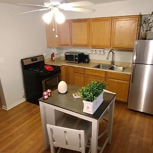 Cozy 1 Bedroom, 1 Min From Irving Park Blue Line, Free Parking Чикаго Exterior photo