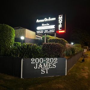 Asters On James Motor Inn Тувумба Exterior photo