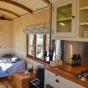 Апартаменти Handcrafted Shepherds Hut Toppesfield Exterior photo