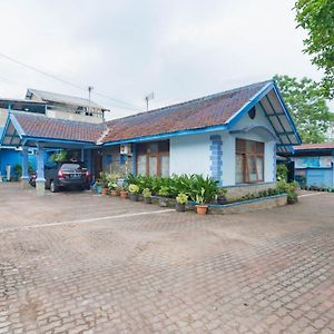 Готель Reddoorz Syariah At Jl Pangeran Hidayatullah Чіанджур Exterior photo