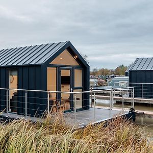 Апартаменти Tattenhall Marina Floating Pods Hargrave Exterior photo