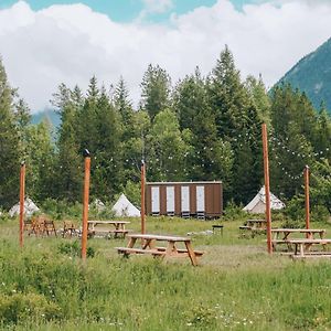 Готель Wander Camp Glacier Coram Exterior photo