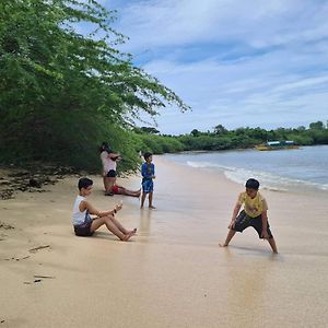 Готель Calatagan'S Bahay Kubo - With Beach Access Exterior photo