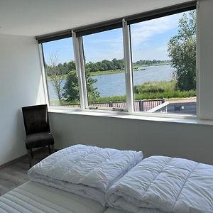 Comfortabele Woning Met Omheinde Tuin Aan Water Voor 12 P Оостбург Exterior photo