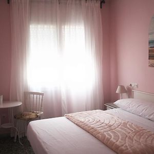 Готель Hostal Isabel II Фігерас Room photo