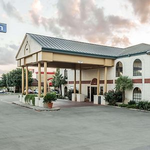 Days Inn By Wyndham Нью-Браунфелс Exterior photo