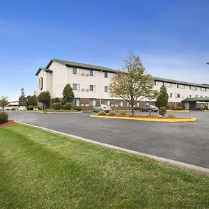 Готель Super 8 By Wyndham Milwaukee Airport Exterior photo