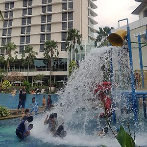 Hotel Santika Premiere Kota Harapan Indah Бекасі Exterior photo