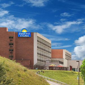 Days Inn & Suites By Wyndham Sutton Flatwoods Exterior photo