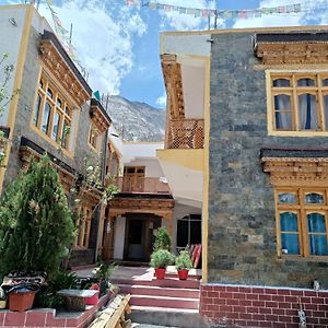 Готель Himalayan Regal House Deskit Exterior photo