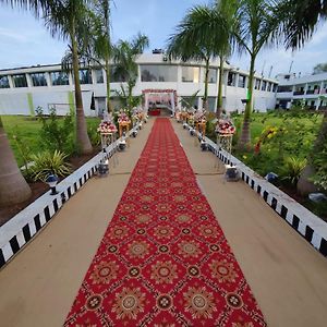 Raj Resort & Banquets Вапі Exterior photo