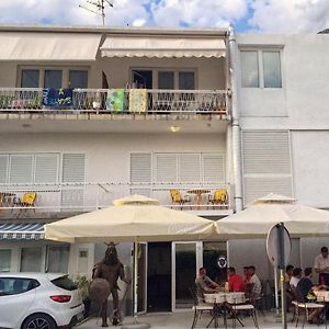 Apartments And Rooms By The Sea Brela, Makarska - 18413 Exterior photo