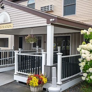 All Seasons Inn & Suites Борн Exterior photo