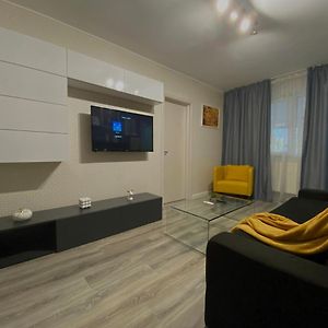 Small Modern Apartment Крайова Exterior photo